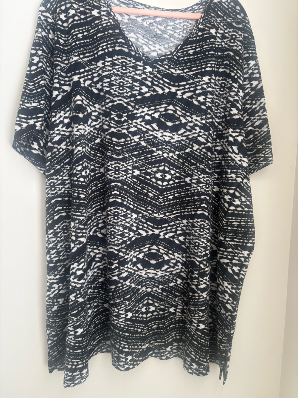 Catherines Black & White Geometric V-Neck Short Sleeve Top